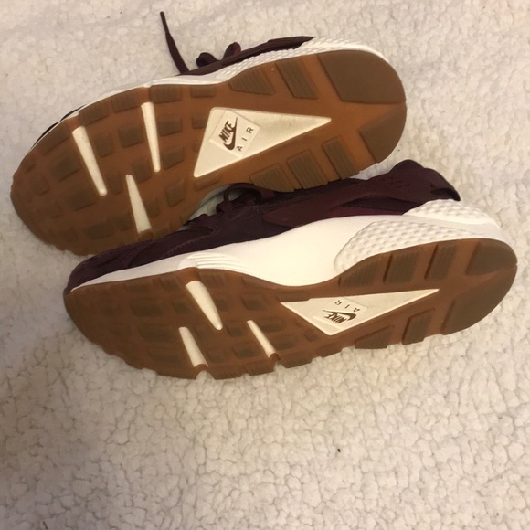 Nikes - Picture 3 of 4